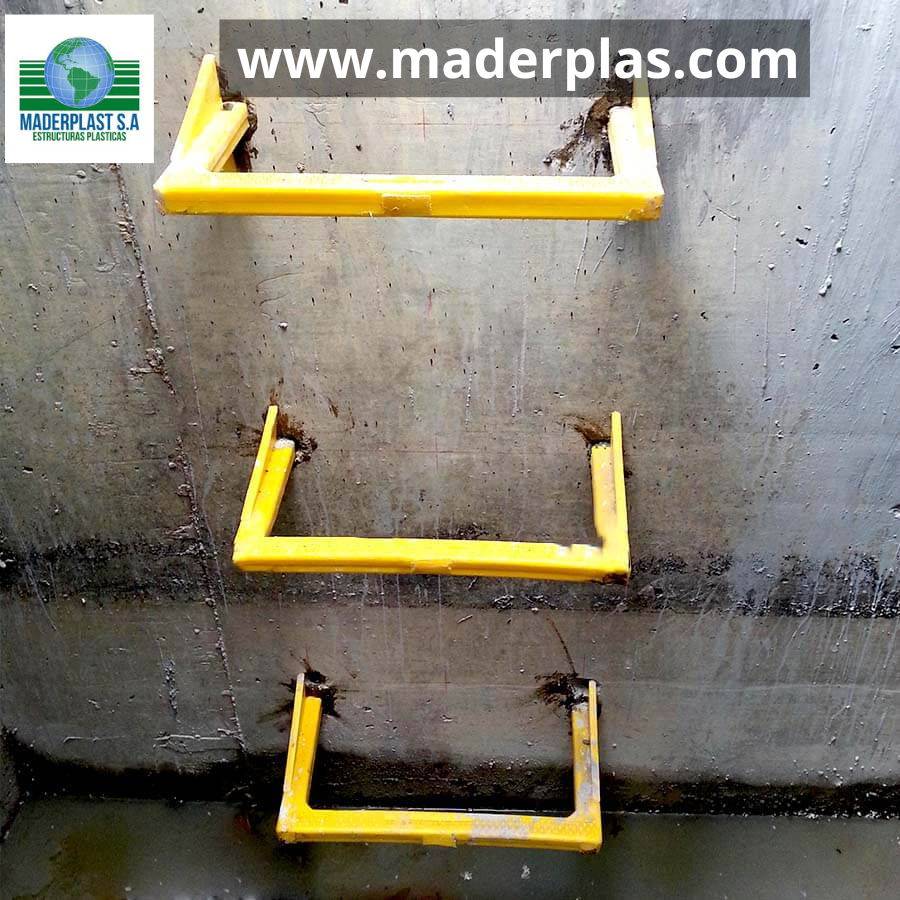 Peldaños plásticos de polipropileno instalados en un pozo de inspección de concreto para acceso seguro en redes de alcantarillado, acueducto y cámaras subterráneas.