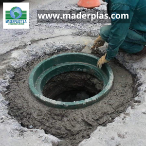 Instalación y nivelación del aro base plástico de polipropileno Maderplast sobre un pozo de inspección mediante mortero para recibir la tapa de alcantarilla.