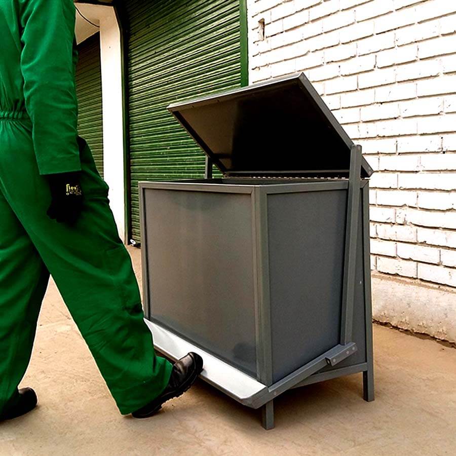 Caneca contenedor deposito con pedal de vaiven para shut de basura gris fabricado en plastico polipropileno de alta durabilidad Maderplast
