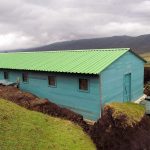 Tel: 3157495890 Puestos de Mando y Campamentos Modulares Maderplast Diseñamos y fabricamos soluciones portátiles y resistentes para alojamientos y operaciones tácticas. Ofrecemos una amplia variedad de estructuras modulares prefabricadas: Campamentos, albergues y K-Span en plástico industrial, fibra, metal y madera plástica WPC Puestos de mando y de operaciones en polipropileno o versiones reforzadas en fibra o metálicas Fábrica especializada en casas modulares y alojamientos tipo casa prefabricadas, ideales para entornos industriales, civiles y militares Soluciones desarmables, eficientes y listas para instalar en cualquier terreno de prefabricadas Colombia Ideales para quienes buscan un prefabricado casa adaptable y de alta durabilidad.