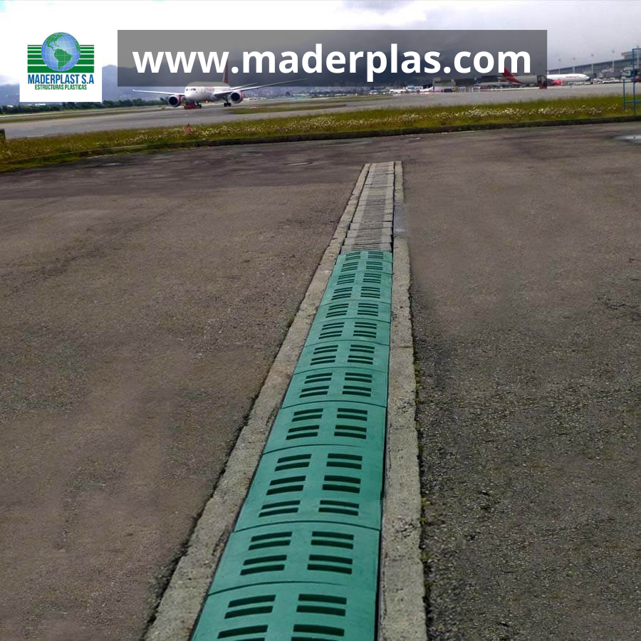 Rejilla plástica de polipropileno Maderplast instalada en un sumidero lineal junto al sardinel de una vía urbana para la evacuación eficiente de aguas lluvias.