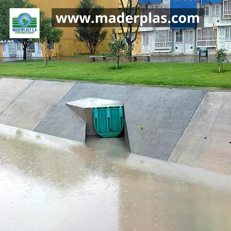 Charnela antirretorno de polipropileno Maderplast instalada en la descarga de un canal pluvial para evitar el reflujo de agua en sistemas de drenaje y alcantarillado.
