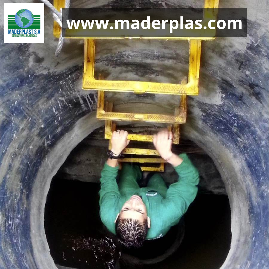 Peldaños de polipropileno amarillos instalados en pozo de inspección subterráneo