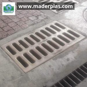 Rejilla plástica de polipropileno Maderplast instalada al ras del pavimento en un sumidero vehicular para la evacuación de aguas lluvias en infraestructura urbana.