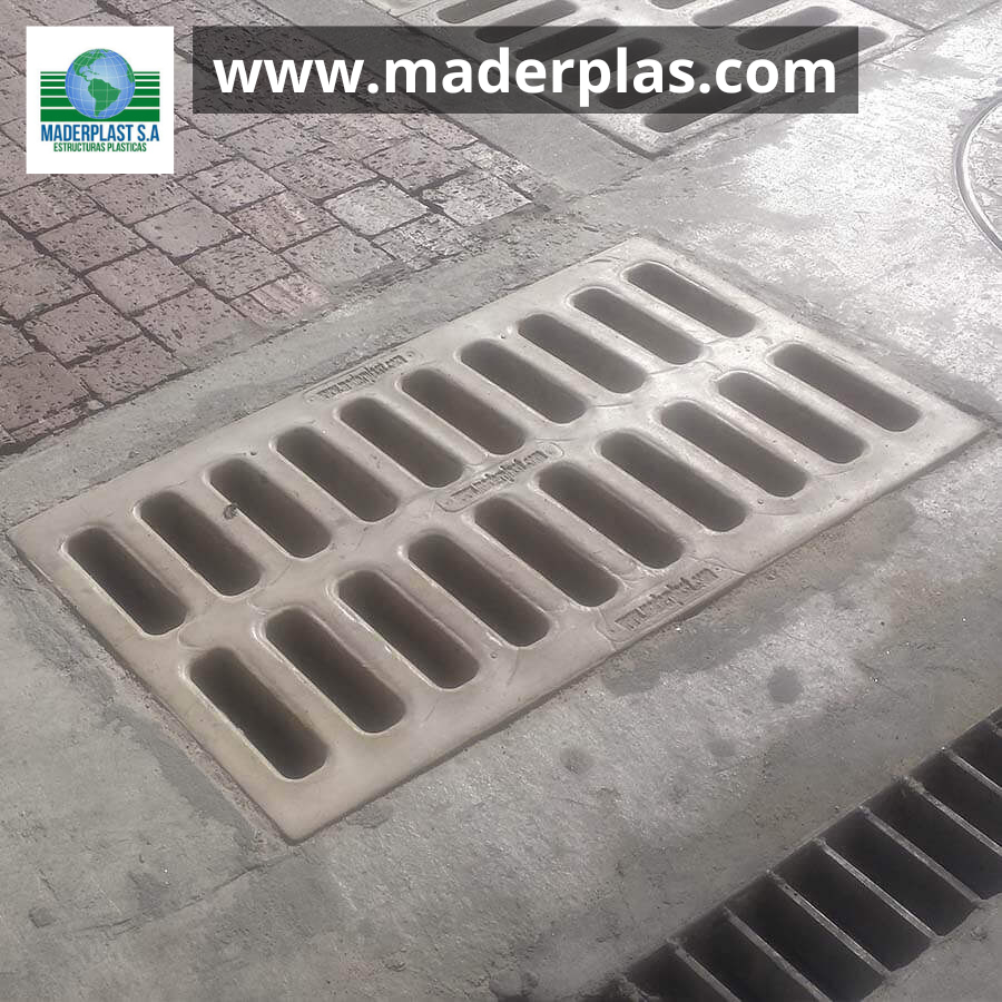Rejilla plástica de polipropileno Maderplast instalada al ras del pavimento en un sumidero vehicular para la evacuación de aguas lluvias en infraestructura urbana.