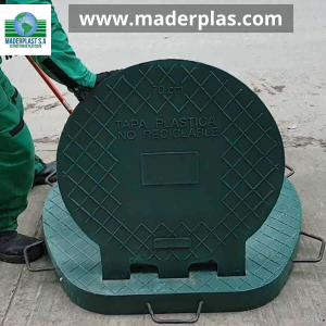 Tapa plástica redonda de 70 cm con marco reforzado y superficie antideslizante para caja de inspección, fabricada por Maderplast para redes de alcantarillado, acueducto, energía y telecomunicaciones.