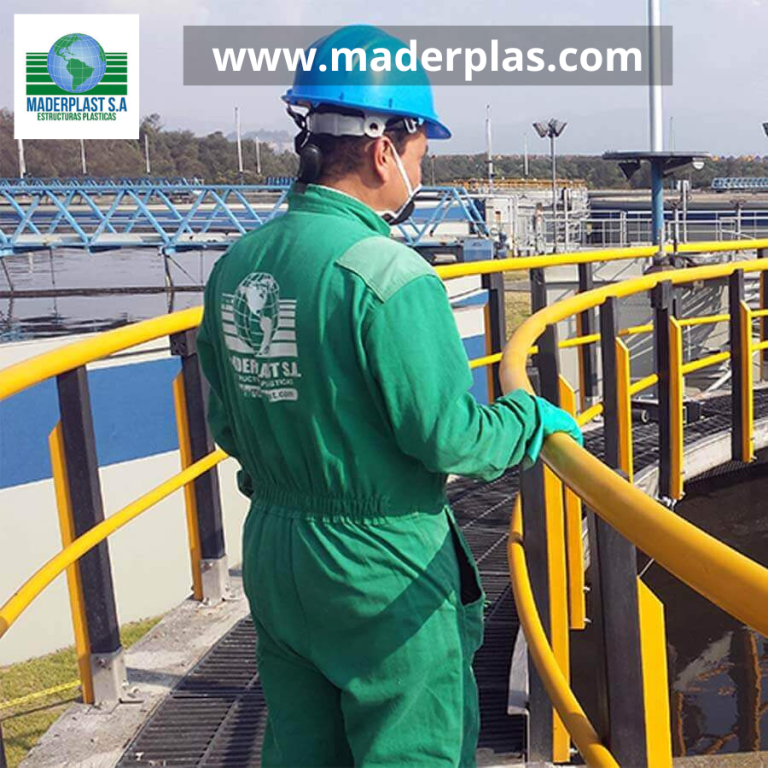 Barandas plásticas industriales Maderplast instaladas en una planta de tratamiento de agua, resistentes a la corrosión, ideales para PTAR, PTAP e infraestructura industrial.