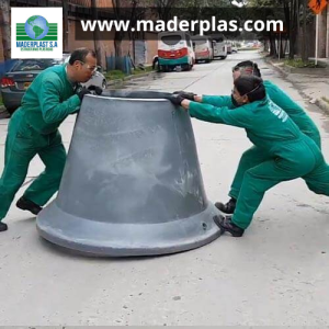 Operarios desplazando un cono de reducción prefabricado en polipropileno Maderplast para su instalación en un pozo de inspección de alcantarillado.