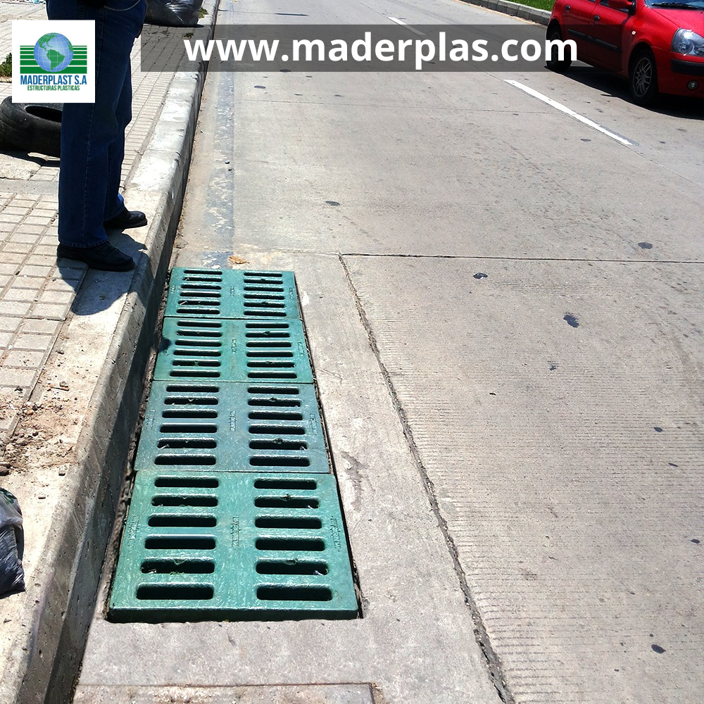 Rejilla plástica de polipropileno Maderplast instalada en un sumidero lineal junto al sardinel de una vía urbana para la evacuación eficiente de aguas lluvias.
