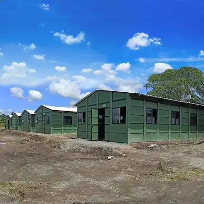 Campamento, base de operaciones para las fuerzas militares modular, movible y desarmable, fabricado en plástico industrial de color verde.