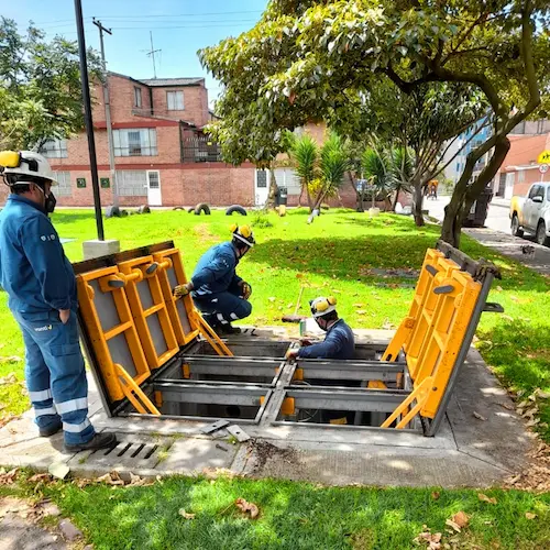 Tapa dieléctrica para cámaras y cajas de inspección