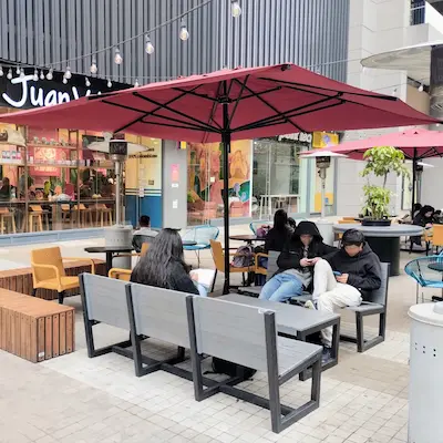 Amoblamiento urbano. Sillas, mesas. bancas