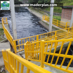 Barandas plásticas anticorrosivas Maderplast instaladas en escaleras, pasarelas y canales hidráulicos, ideales para plantas de tratamiento de agua, infraestructura hidráulica y ambientes industriales.