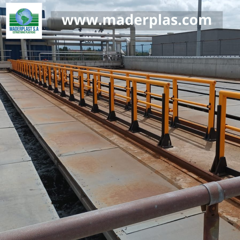 Barandas plásticas anticorrosivas Maderplast instaladas en una planta de tratamiento de aguas residuales (PTAR), ideales para pasarelas, plataformas y zonas industriales expuestas a ambientes corrosivos.