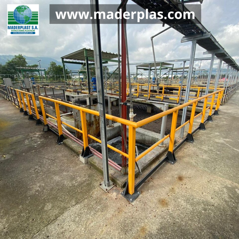 Barandas plásticas anticorrosivas Maderplast instaladas alrededor de tanques y pasarelas en una planta de tratamiento de aguas residuales (PTAR), diseñadas para brindar seguridad y larga vida útil.