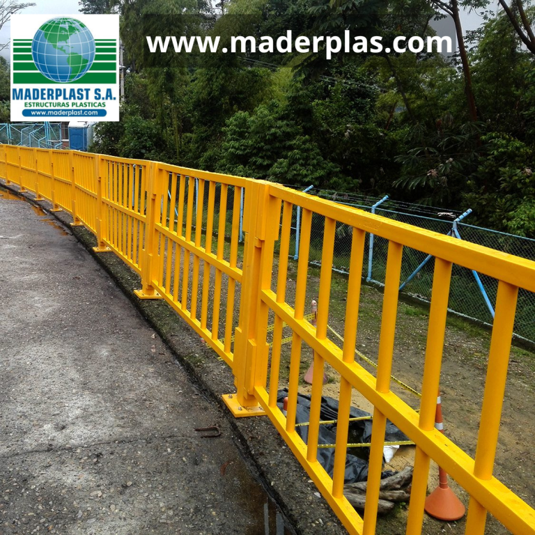 Barandas plásticas anticorrosivas Maderplast instaladas en un puente peatonal, diseñadas para brindar seguridad, resistencia a la corrosión y larga vida útil en exteriores.