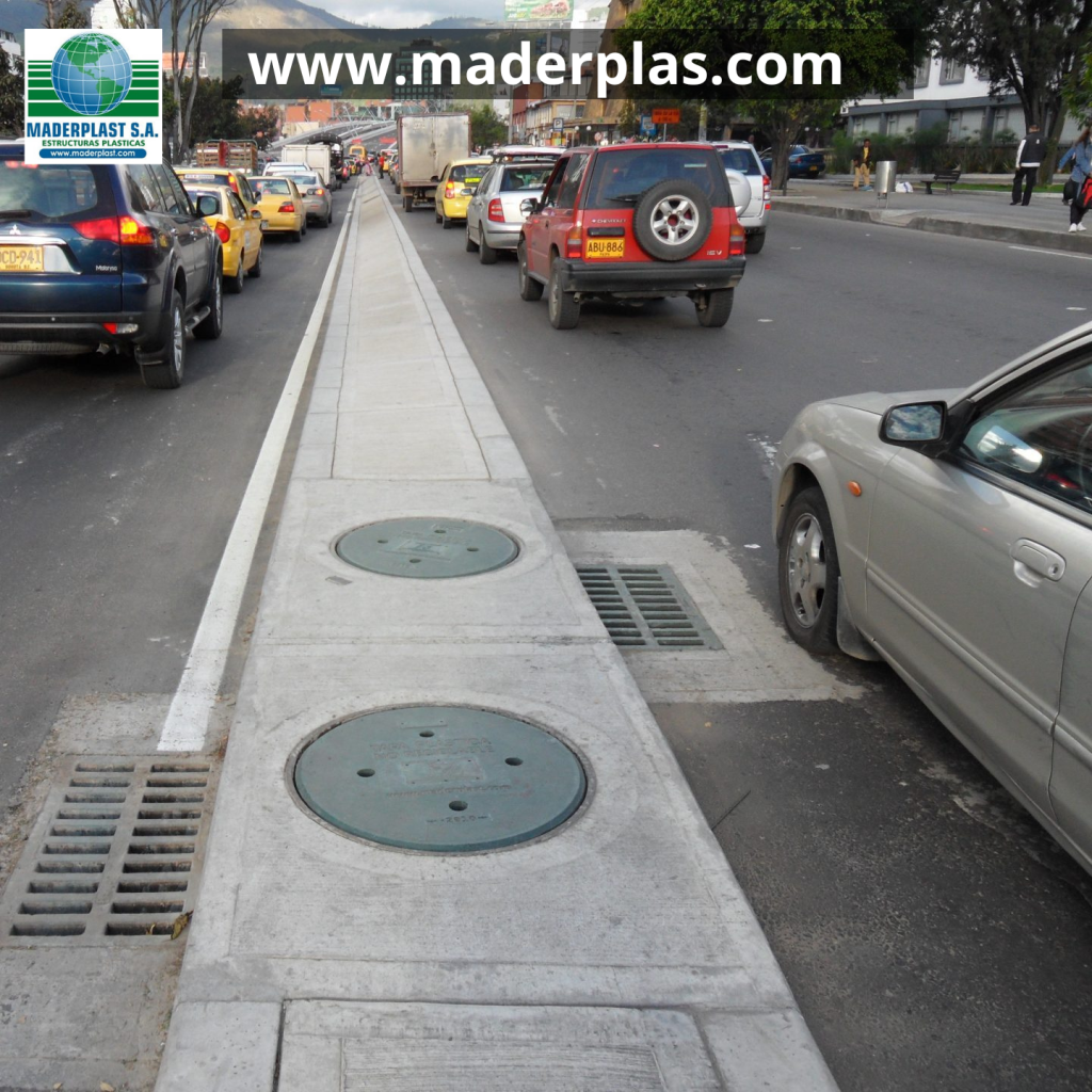 Tapas de alcantarilla plásticas Maderplast instaladas en pozos de inspección sobre una vía urbana, fabricadas en polipropileno de alta resistencia para redes de alcantarillado e infraestructura vial.