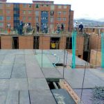 Formaletas plásticas Maderplast instaladas en obra para vaciado de losa en construcción de vivienda multifamiliar.
