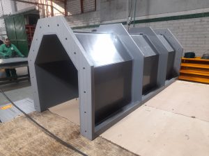 Cárcamo plástico prefabricado en polipropileno gris con estructura modular para drenajes y alcantarillado industrial Maderplast.