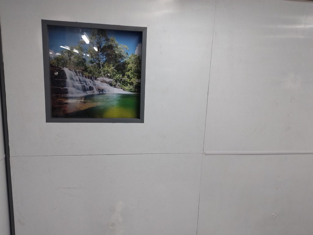 Pared y piso para campamento en polipropileno Maderplast, módulo blanco con panel decorativo de paisaje natural y alta resistencia para alojamientos industriales y temporales.