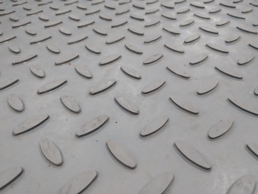 Pisos de alfajor en polipropileno Maderplast con superficie antideslizante, modular y de alta resistencia para áreas de alto tránsito industrial o comercial.
