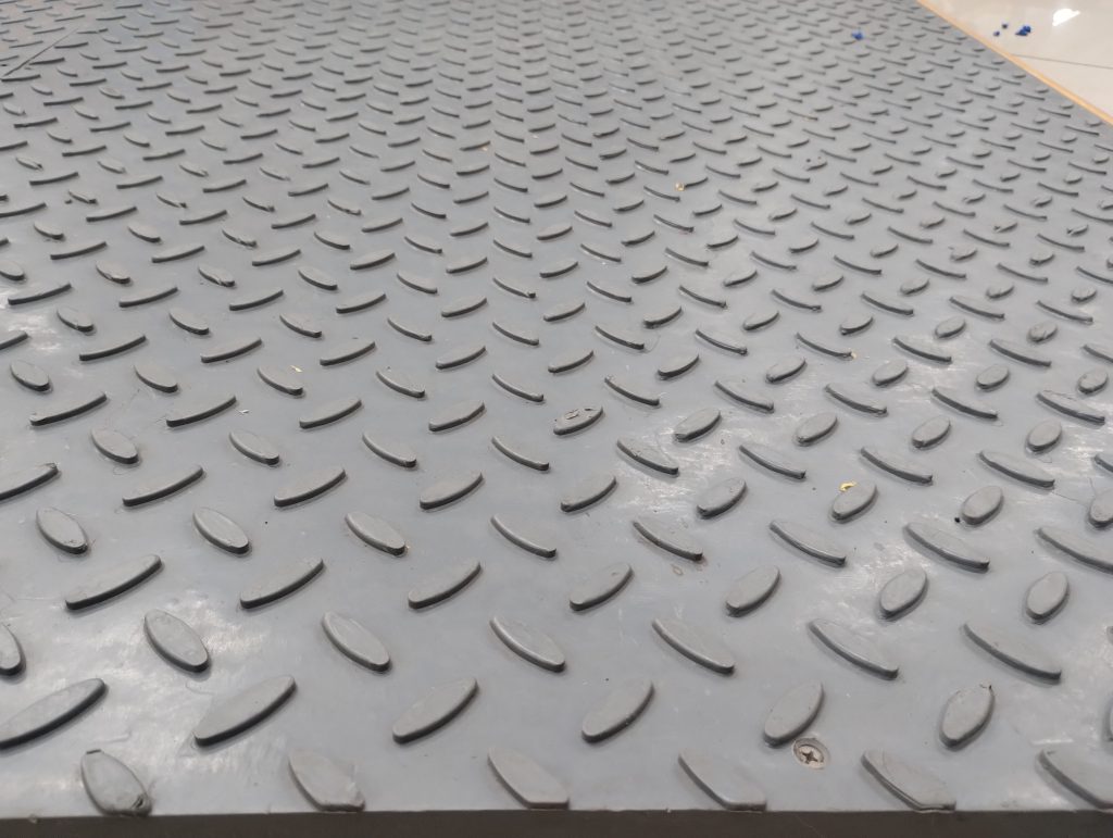 Pisos de alfajor en polipropileno Maderplast color gris, superficie antideslizante y modular, resistentes a humedad, químicos e impactos para alto tránsito industrial.