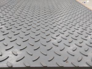 Pisos de alfajor en polipropileno Maderplast color gris, superficie antideslizante y modular, resistentes a humedad, químicos e impactos para alto tránsito industrial.