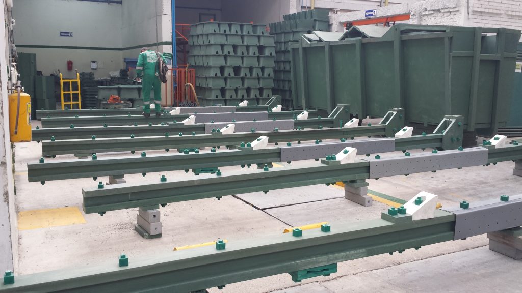 Estructura modular en polipropileno Maderplast para calibración de equipos industriales en planta de producción.