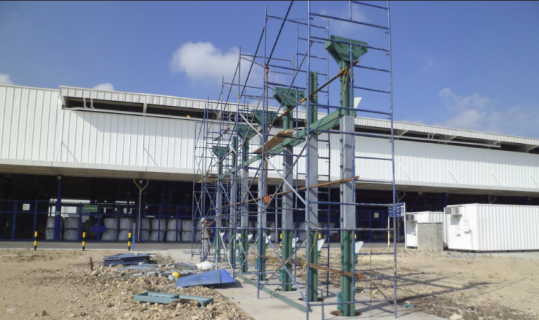 Estructura para calibración de equipos especiales Maderplast en polipropileno instalada frente a nave industrial.