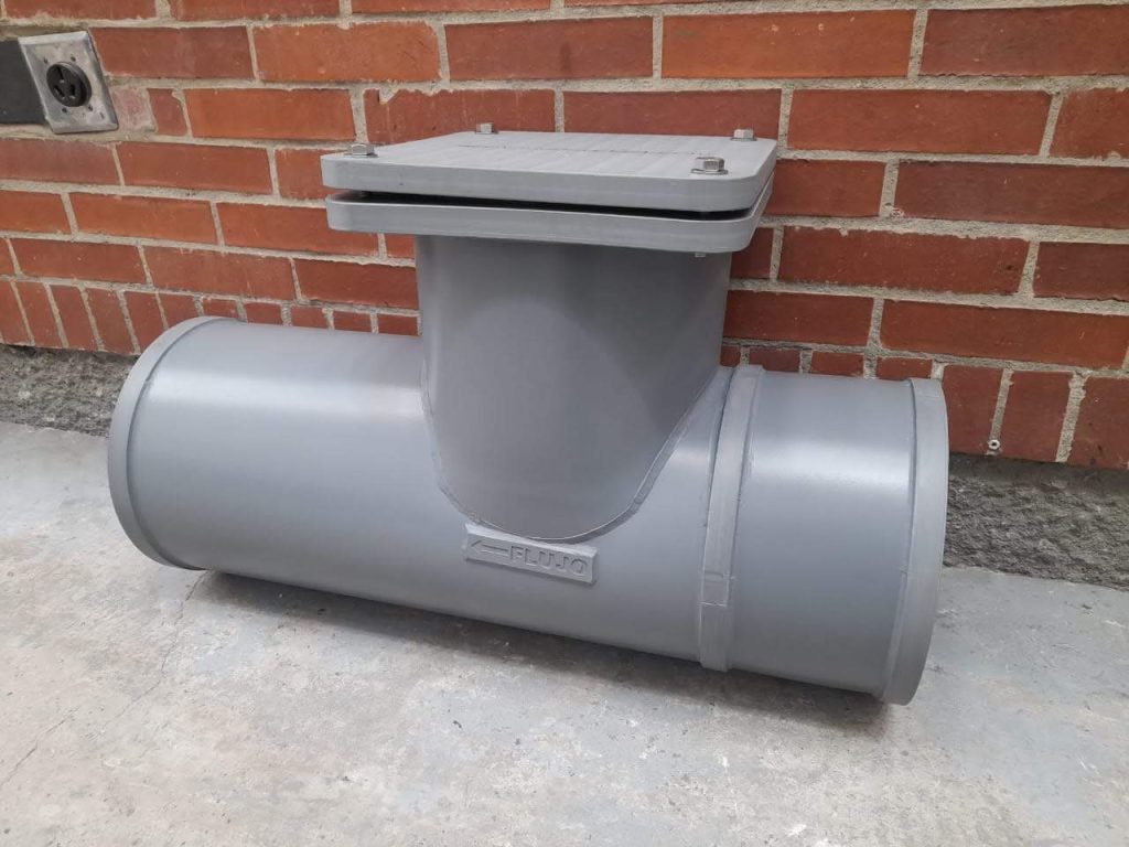 Válvula antirretorno plástica de polipropileno gris para sistemas de alcantarillado, resistente a la corrosión y diseñada para flujo unidireccional de aguas residuales.