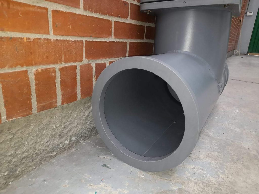 Detalle del extremo de válvula antirretorno en polipropileno gris Maderplast, con acabado hermético para sistemas de alcantarillado.