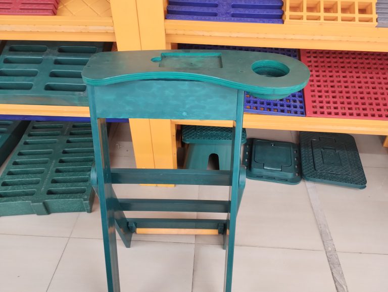Soporte para palos de golf en polipropileno verde visto de frente con bandeja superior y porta vasos Maderplast.