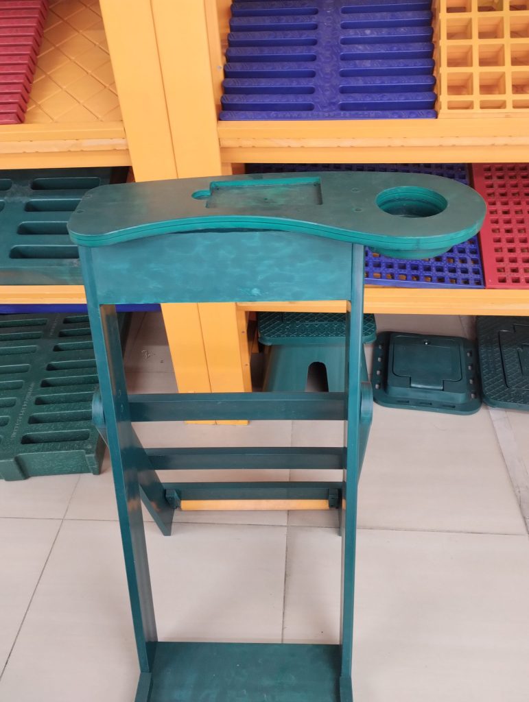 Soporte para palos de golf en polipropileno verde con bandeja y porta vasos Maderplast.