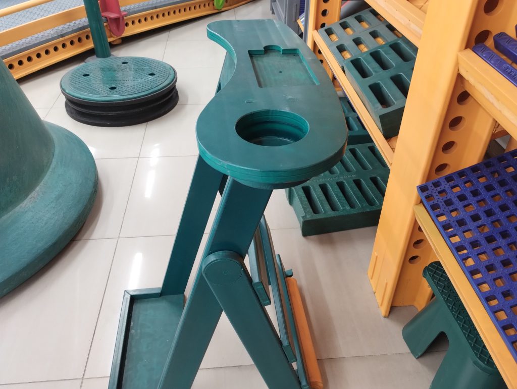 Soporte de palos de golf en polipropileno verde con bandeja superior y porta vasos Maderplast.