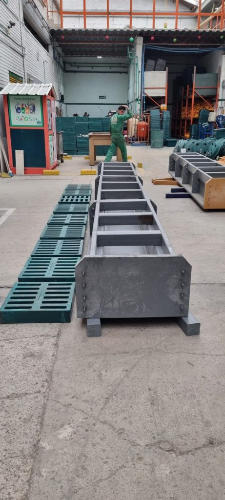 Canaleta prefabricada en polipropileno durante proceso de ensamblaje en área industrial de Maderplast.